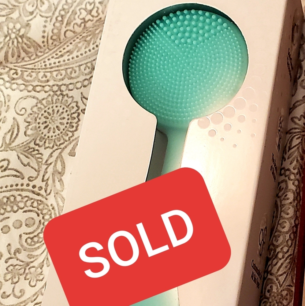 Facial cleansing device